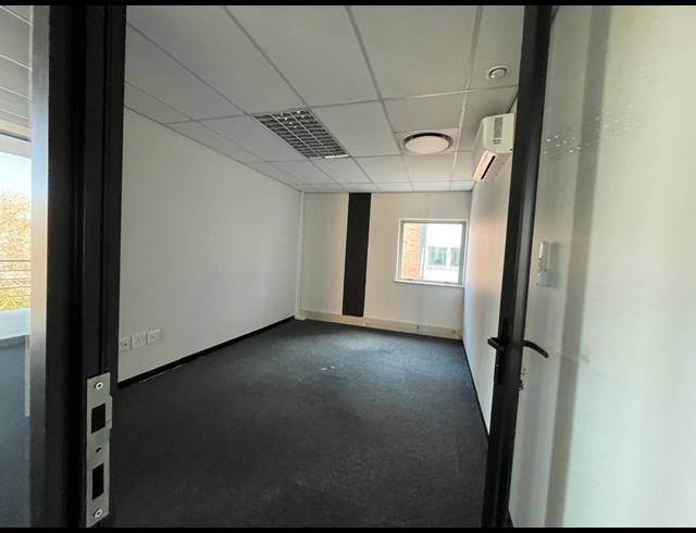 669M² OFFICE TO LET IN BRYANSTON